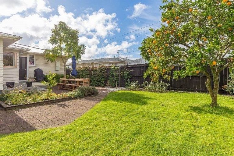 Photo of property in 177 Beach Haven Road, Beach Haven, Auckland, 0626