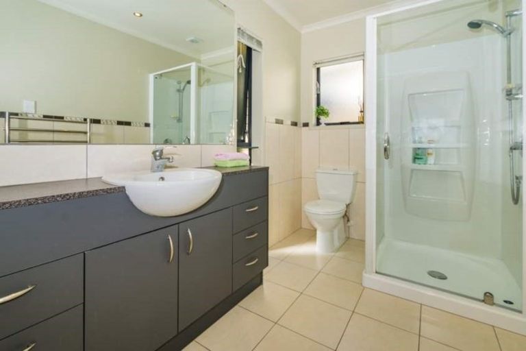 Photo of property in 8 Spring Valley Place, Oteha, Auckland, 0632