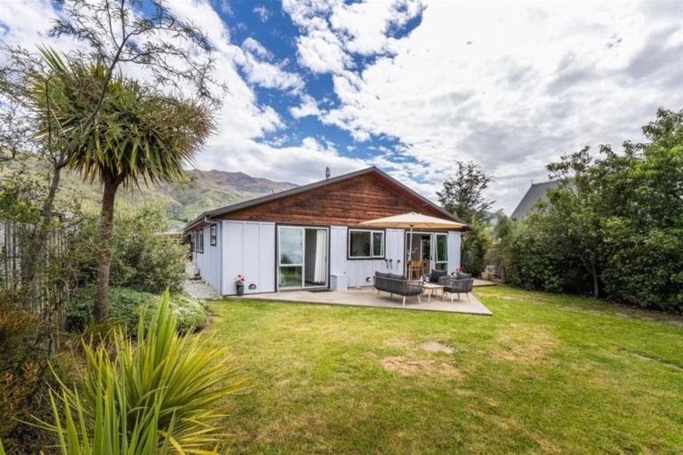 Photo of property in 1 Alpha Close, Wanaka, 9305