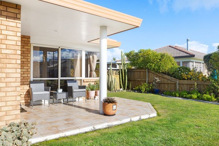 Photo of property in 2 Mcgowan Place, Orewa, 0931