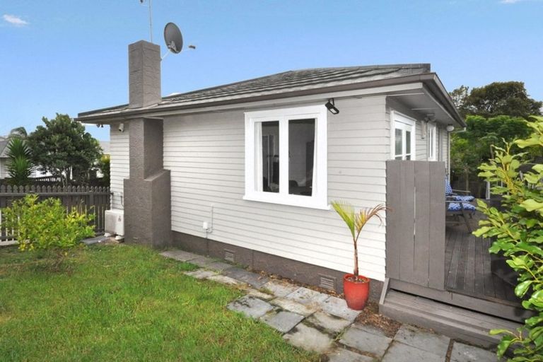 Photo of property in 86 Sylvan Crescent, Te Atatu South, Auckland, 0610