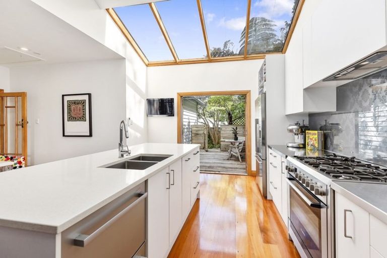 Photo of property in 43 Tio Tio Road, Miramar, Wellington, 6022