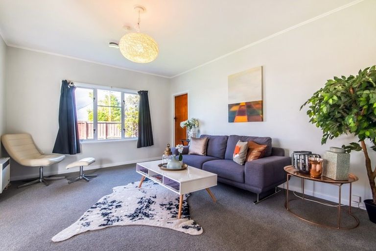 Photo of property in 1/72 Lynwood Road, New Lynn, Auckland, 0600