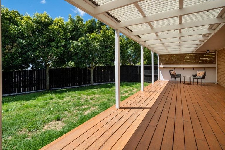 Photo of property in 16 Redlands Grove, Swanson, Auckland, 0612