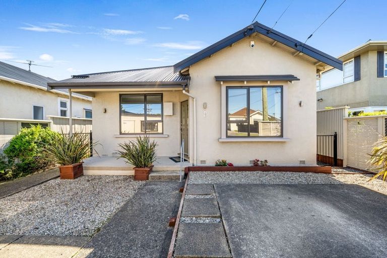 Photo of property in 8 Hargest Crescent, Saint Kilda, Dunedin, 9012