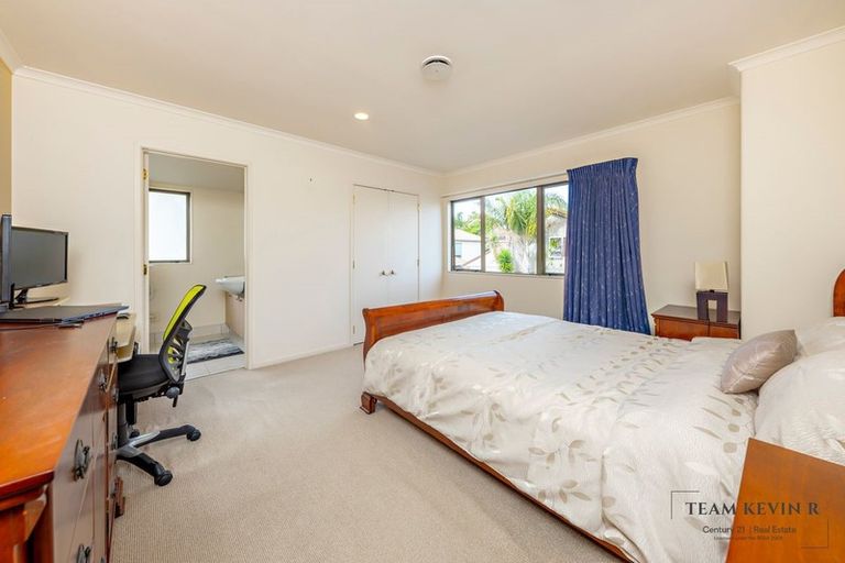 Photo of property in 47d Redoubt Road, Goodwood Heights, Auckland, 2105