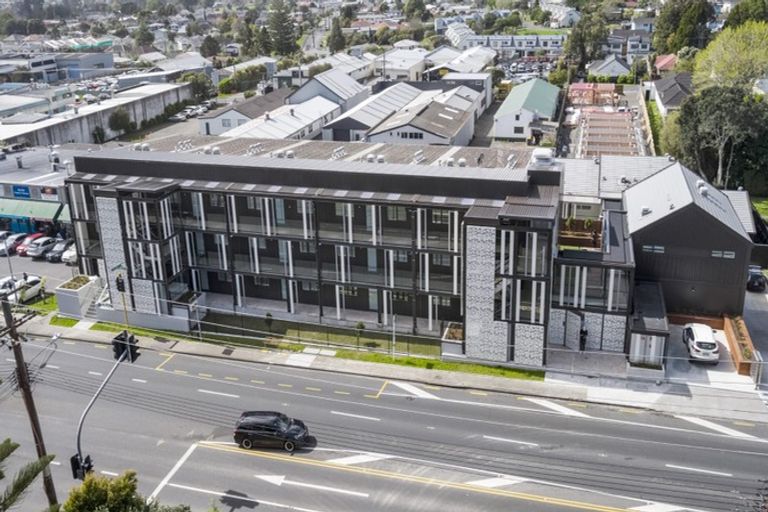 Photo of property in 1/4045f Great North Road, Glen Eden, Auckland, 0602