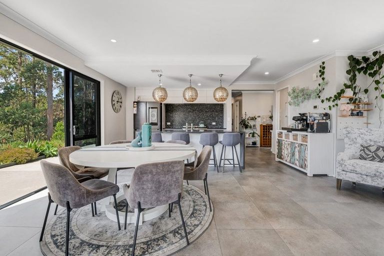 Photo of property in 8 Roberts Road, Matakatia, Whangaparaoa, 0930