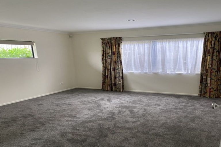 Photo of property in 40 Sunvista Avenue, Oteha, Auckland, 0632