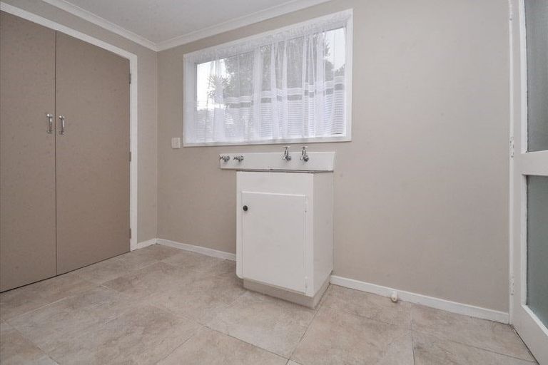 Photo of property in 2/4202a Great North Road, Glendene, Auckland, 0602