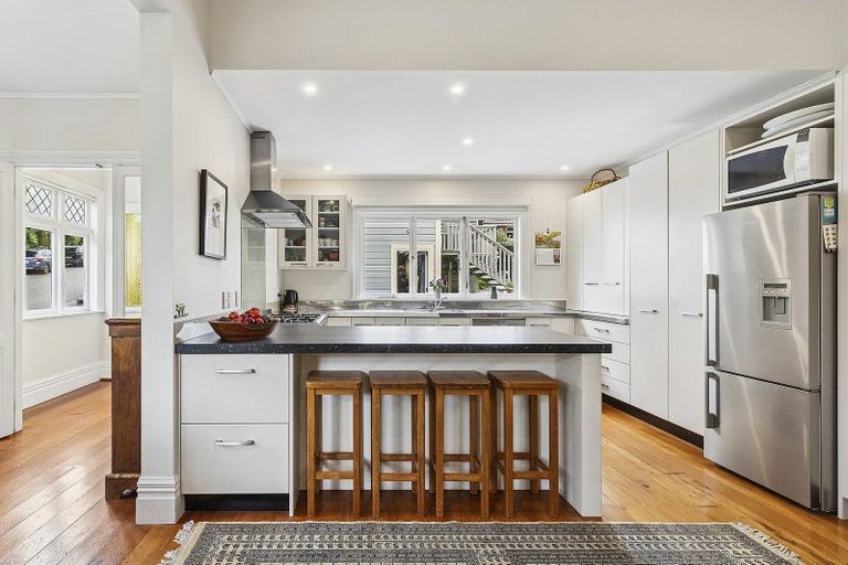 Photo of property in 9 West Road, Northland, Wellington, 6012