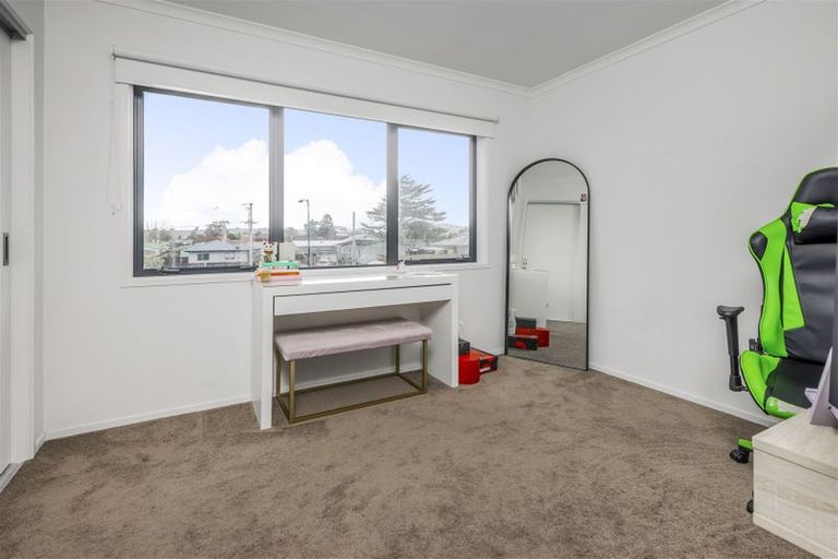 Photo of property in 28a Biplane Street, Takanini, 2112