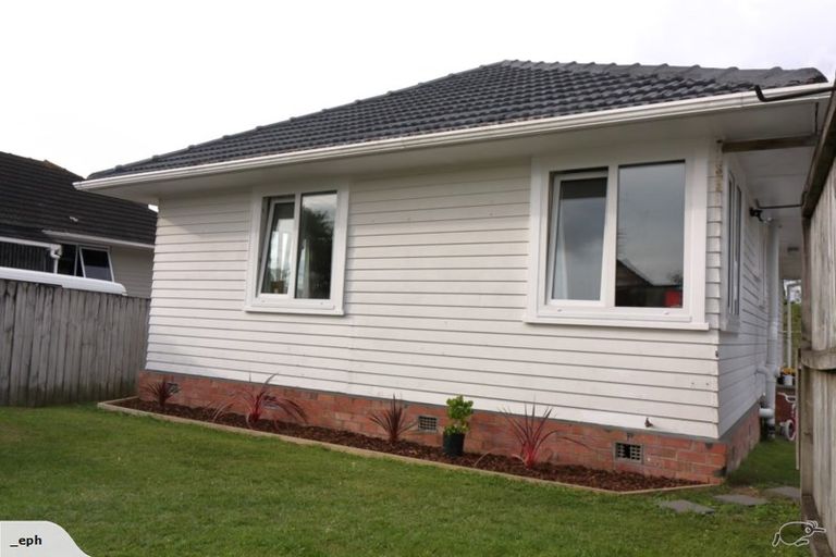 Photo of property in 8 Durham Street, Te Atatu Peninsula, Auckland, 0610