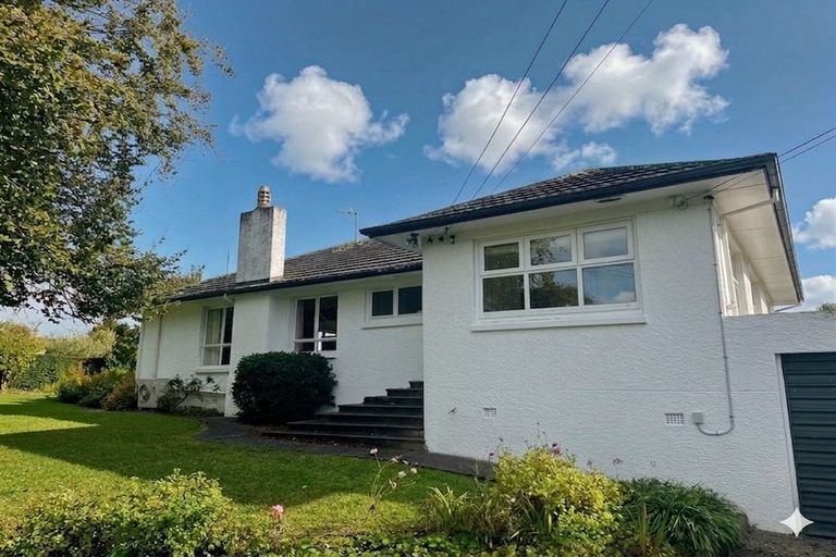 Photo of property in 100 Parrs Cross Road, Henderson, Auckland, 0612