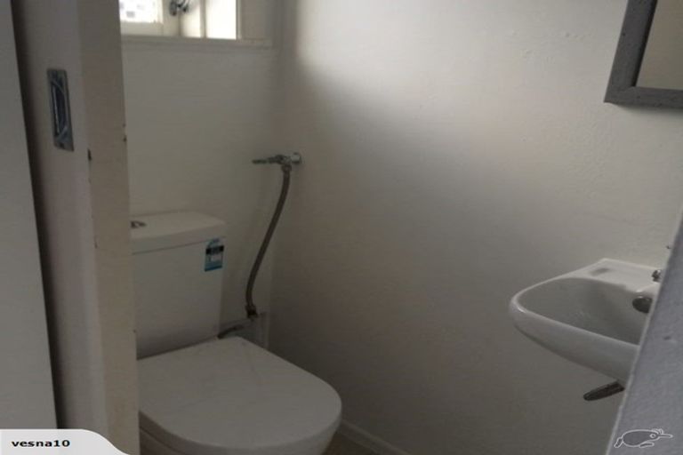 Photo of property in 2 Easton Park Parade, Glenfield, Auckland, 0629