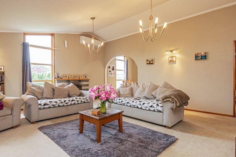 Photo of property in 14 Mokau Place, Terrace End, Palmerston North, 4410