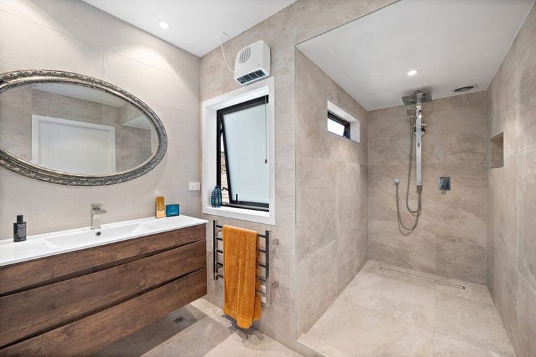 Photo of property in 2 Sunvista Avenue, Oteha, Auckland, 0632