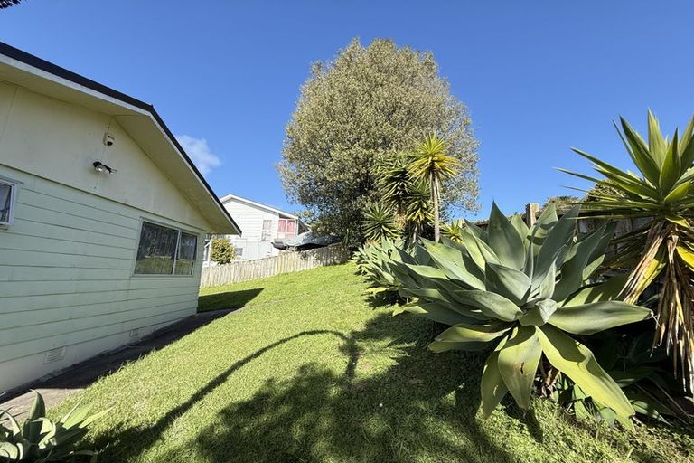 Photo of property in 3 Celeste Place, Totara Vale, Auckland, 0627