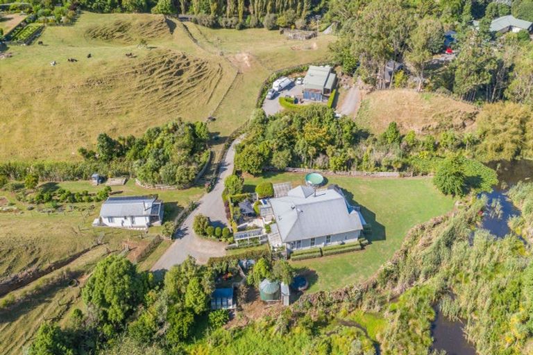 Photo of property in 214 Heatherlea Road East, Levin, 5571