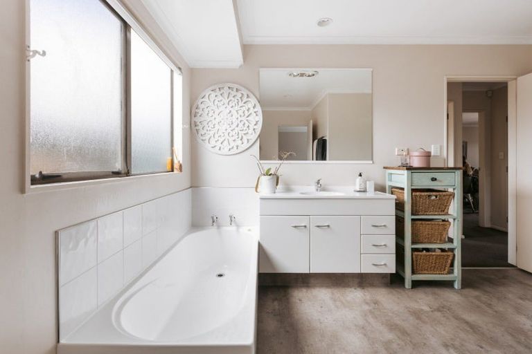 Photo of property in 5 Evansbel Place, Papamoa Beach, Papamoa, 3118