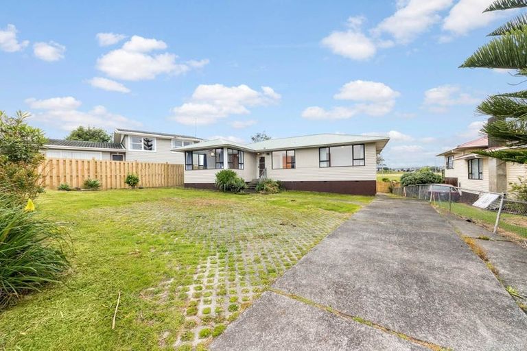 Photo of property in 34 Kirrie Avenue, Te Atatu South, Auckland, 0610