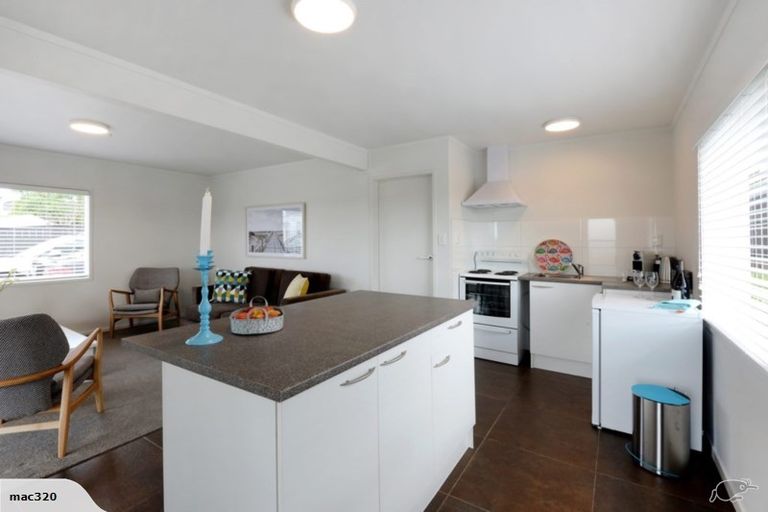 Photo of property in 2/611 Beach Road, Rothesay Bay, Auckland, 0630