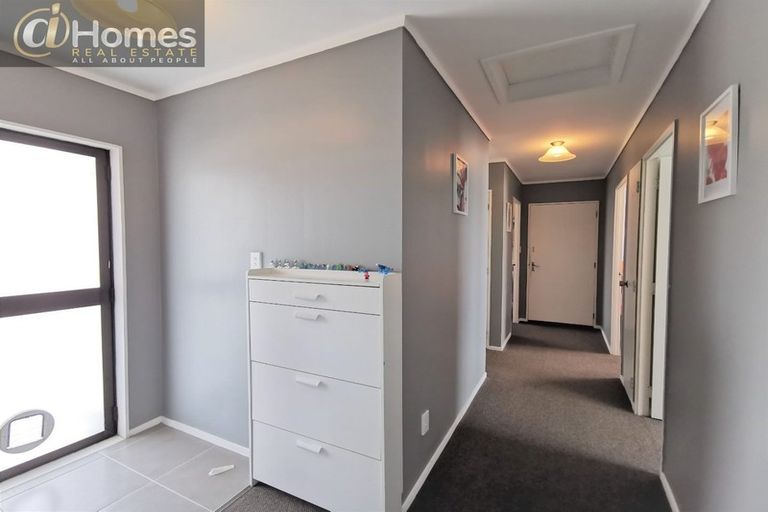 Photo of property in 4/92 Awaroa Road, Sunnyvale, Auckland, 0612