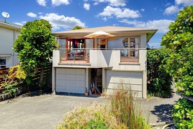 Photo of property in 1/556 East Coast Road, Windsor Park, Auckland, 0630