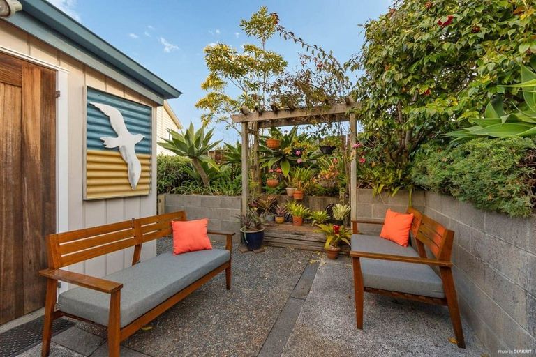 Photo of property in 46 Potter Avenue, Northcote, Auckland, 0627