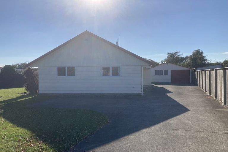 Photo of property in 98 Oakfield Crescent, Pukete, Hamilton, 3200