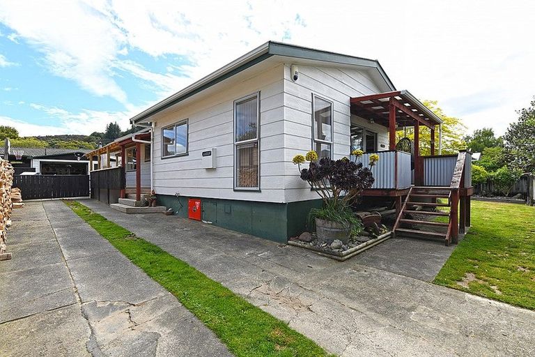Photo of property in 55 Gemstone Drive, Birchville, Upper Hutt, 5018