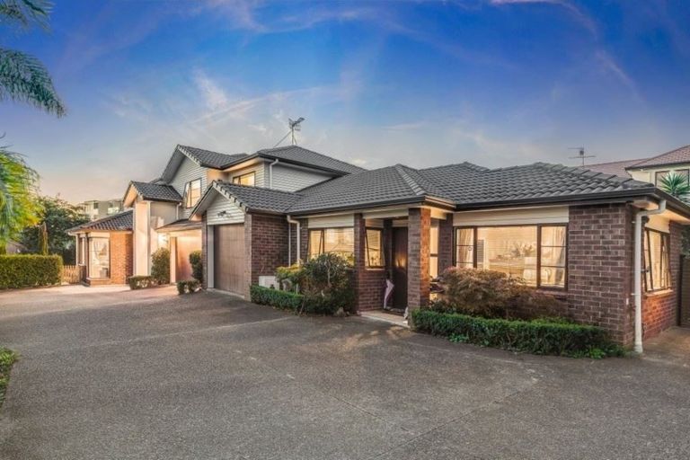 Photo of property in 14g Baulcomb Parade, Windsor Park, Auckland, 0632
