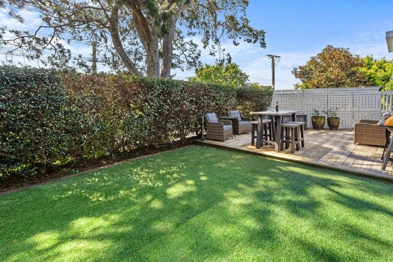 Photo of property in 1/82 Knights Road, Rothesay Bay, Auckland, 0630