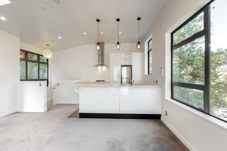 Photo of property in 15 San Sebastian Road, Kelburn, Wellington, 6012