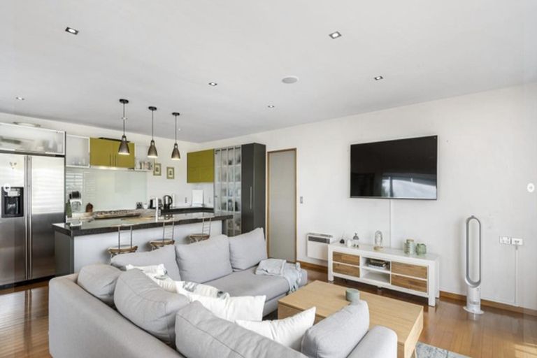 Photo of property in 2/55 Parr Terrace, Castor Bay, Auckland, 0620