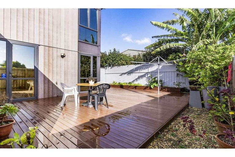 Photo of property in 2 Te Aparangi Road, Papakura, 2110