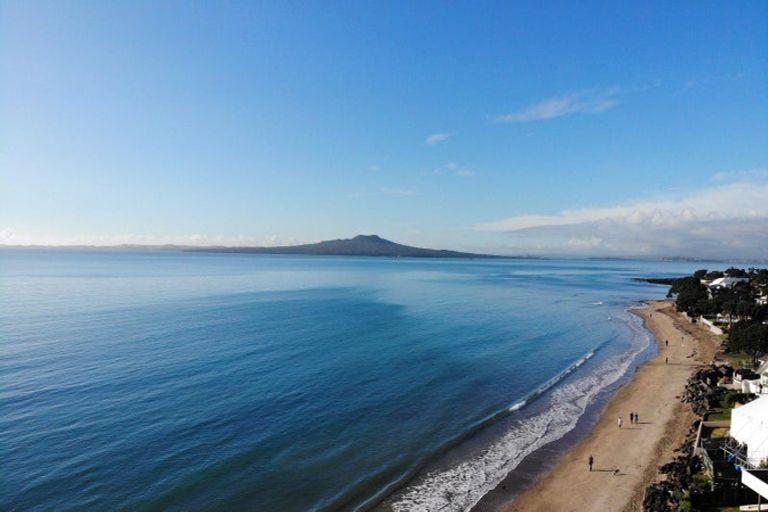 Photo of property in 9a Holiday Road, Milford, Auckland, 0620