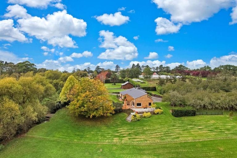 Photo of property in 104 Station Road, Kumeu, 0891