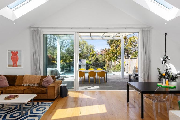 Photo of property in 6 Wainoni Avenue, Point Chevalier, Auckland, 1022