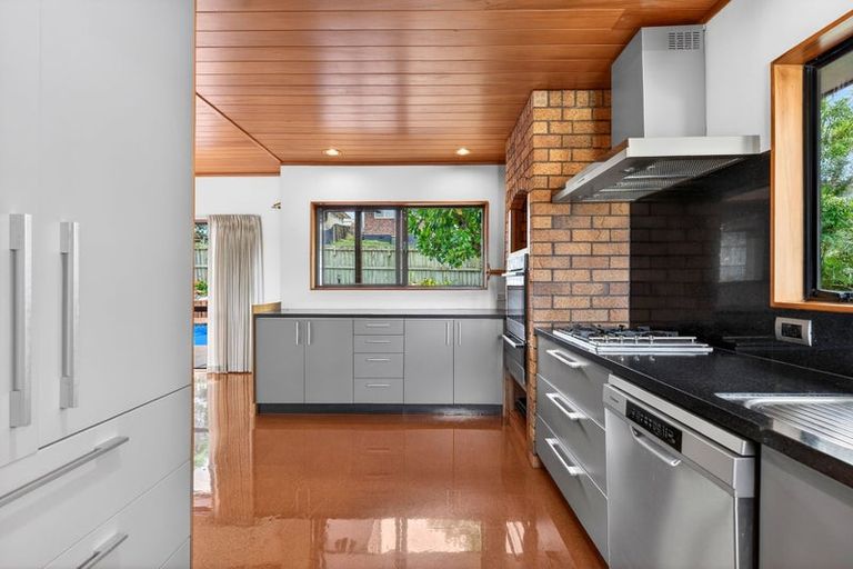 Photo of property in 2/50 Masterton Road, Rothesay Bay, Auckland, 0630