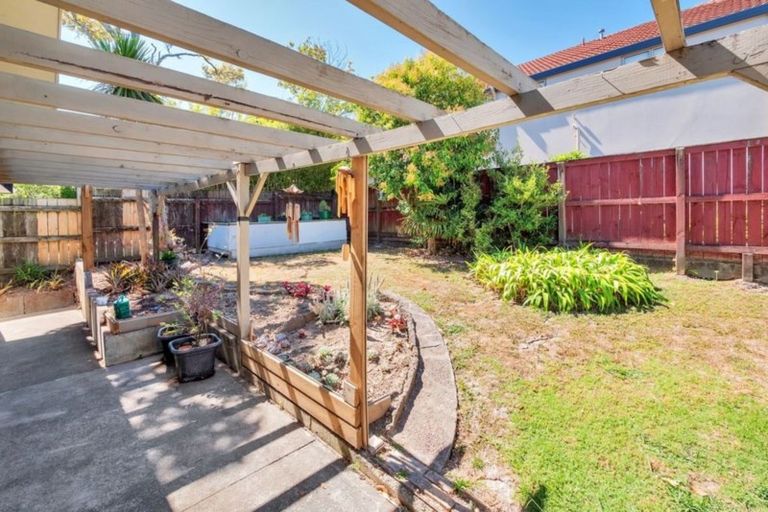 Photo of property in 1/51 Seaview Road, Castor Bay, Auckland, 0620