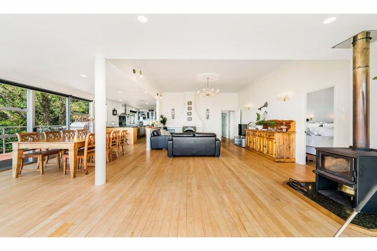 Photo of property in 854 West Coast Road, Waiatarua, Auckland, 0604