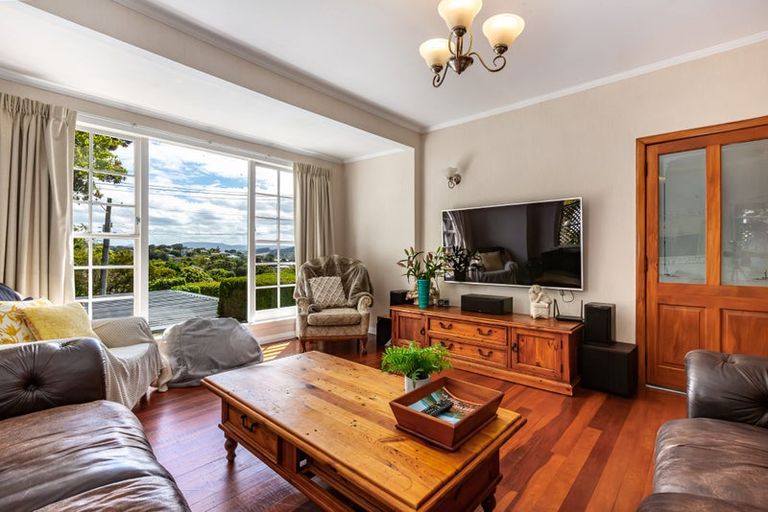 Photo of property in 18 Chester Road, Tawa, Wellington, 5028