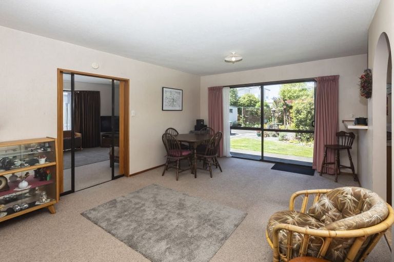 Photo of property in 8 Edron Place, Redwood, Christchurch, 8051