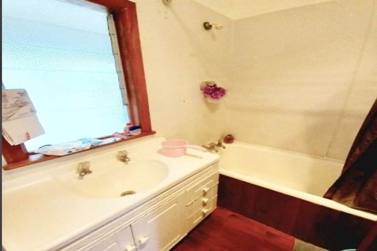 Photo of property in 137 Seabrook Avenue, New Lynn, Auckland, 0600