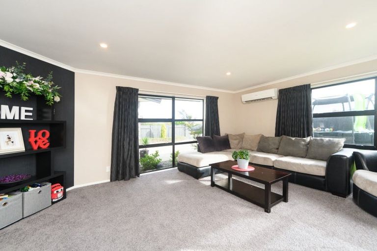 Photo of property in 6 Nevada Way, Kelvin Grove, Palmerston North, 4414