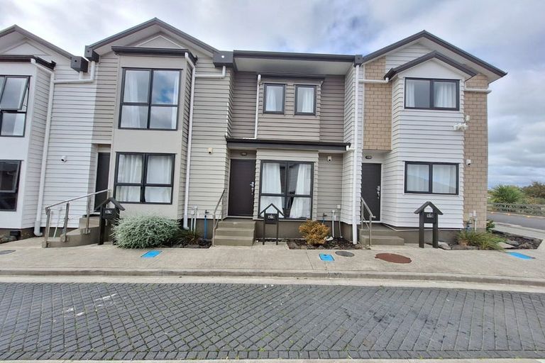 Photo of property in 2/5 Wallson Crescent, Wiri, Auckland, 2104