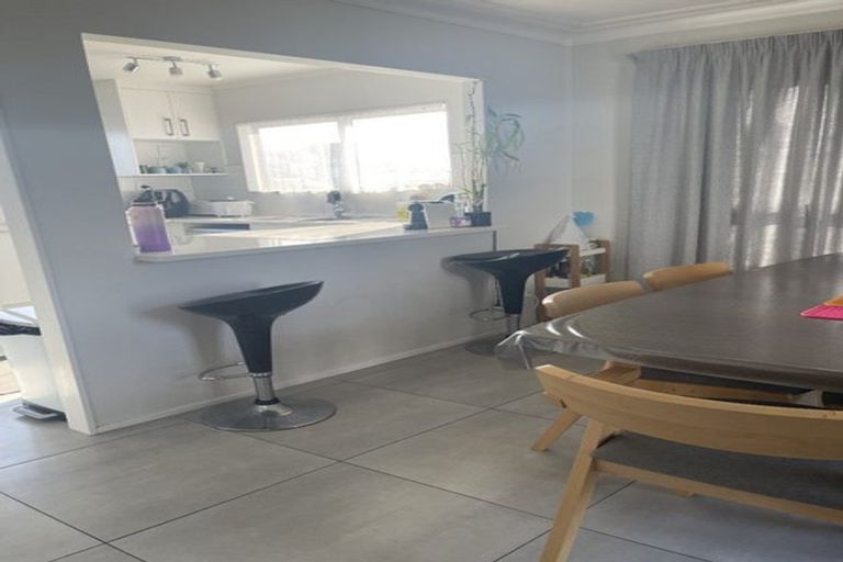 Photo of property in 1/212 Te Atatu Road, Te Atatu South, Auckland, 0610