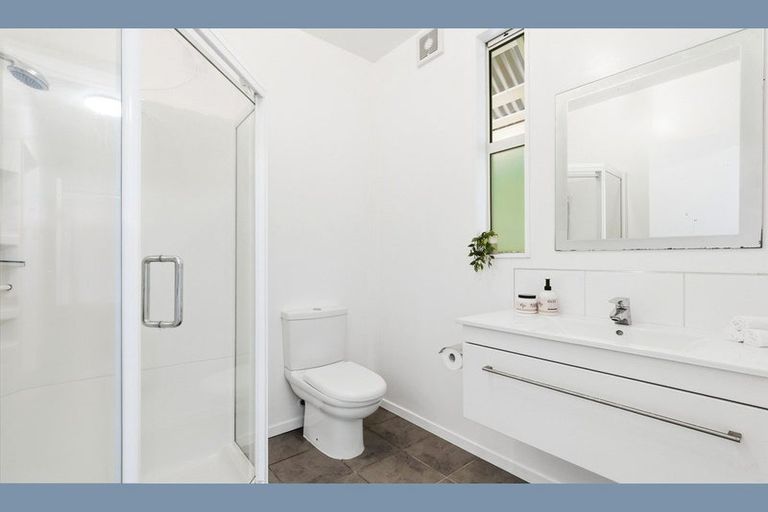 Photo of property in 2/39 Onslow Road, Khandallah, Wellington, 6035