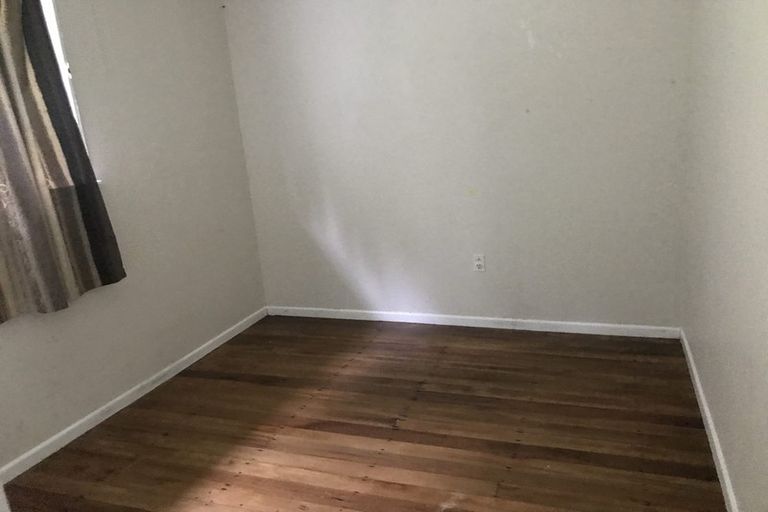 Photo of property in 33 Black Rock Road, Newlands, Wellington, 6037